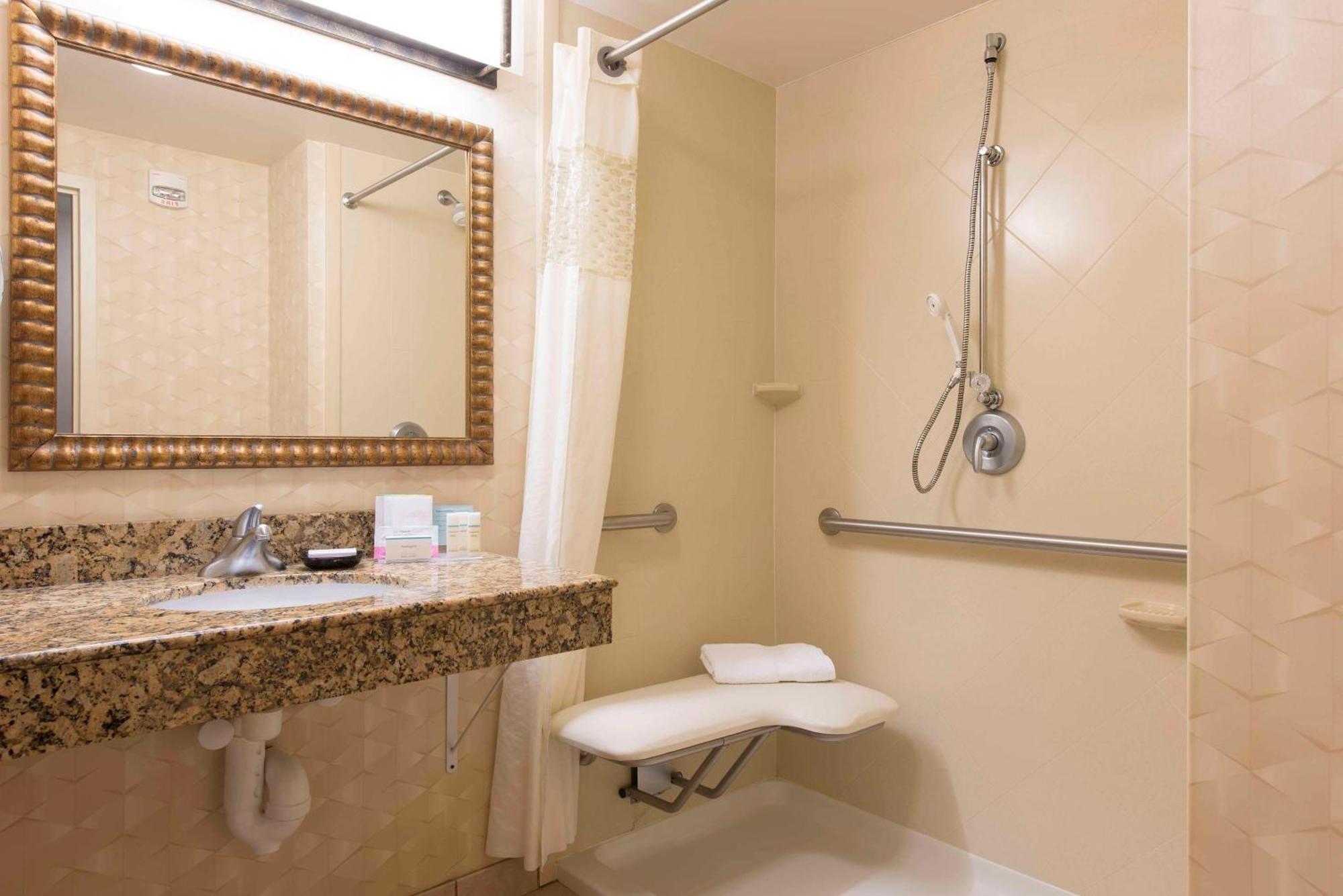 Queen Room with Two Queen Beds and Roll-In Shower - Disability Access,1498604377:JPEG